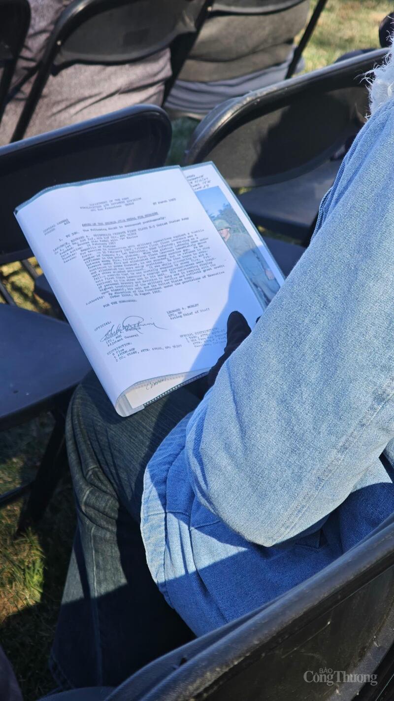 Một phụ nữ cao tuổi và di vật về người thân.