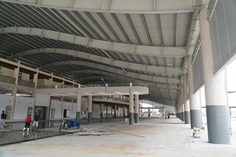 Nâng cấp cải tạo khu nhà mua bán thủy sản: Cải tạo hệ thống cấp thoát nước và xử lý chất thải; sơn, sửa, chống thấm toàn bộ công trình; cải tạo nền chợ...