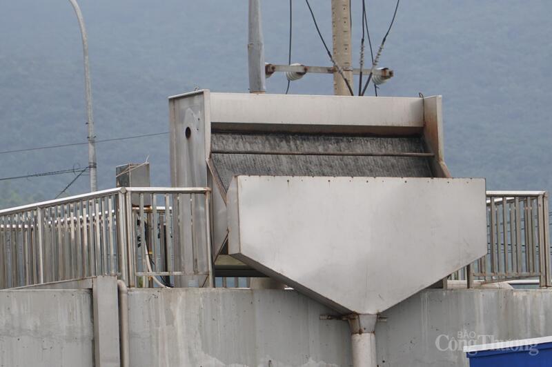 Tách lọc phân loại rác trước khi xử lý nước thải.