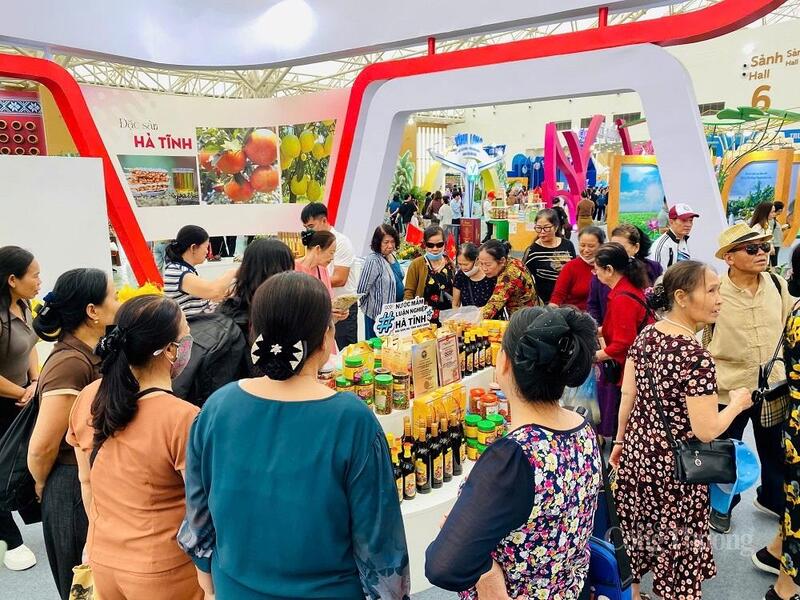 Các sản phẩm của tỉnh Hà Tĩnh được đông đảo khách hàng quan tâm. Ảnh: Phúc Sơn