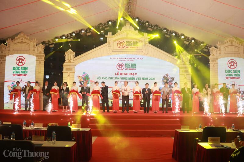 Các đại biểu thực hiện nghi thức khai mạc hội chợ. Ảnh: Thanh Tuấn