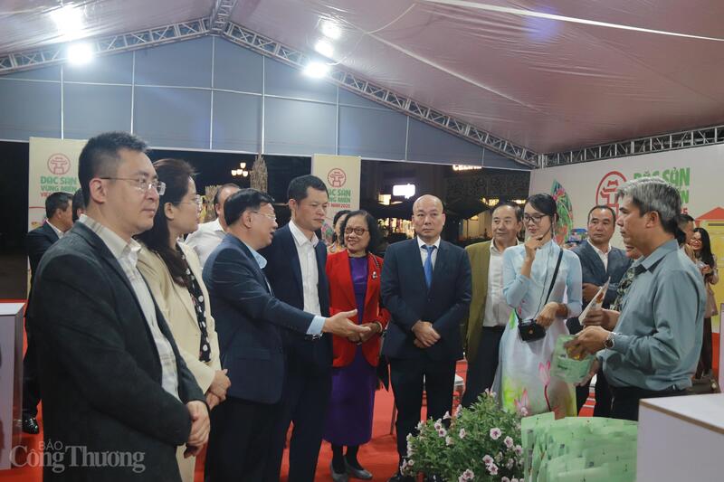 Các đại biểu tham quan gian hàng. Ảnh: Thanh Tuấn