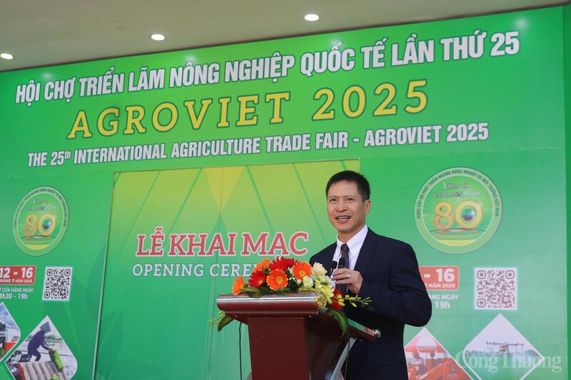 Ông Nguyễn Minh Tiến, Giám đốc Trung tâm Xúc tiến thương mại nông nghiệp phát biểu khai mạc Hội chợ Triển lãm nông nghiệp quốc tế lần thứ 25 - Agro Viẹt 2025. Ảnh: Ngọc Châu