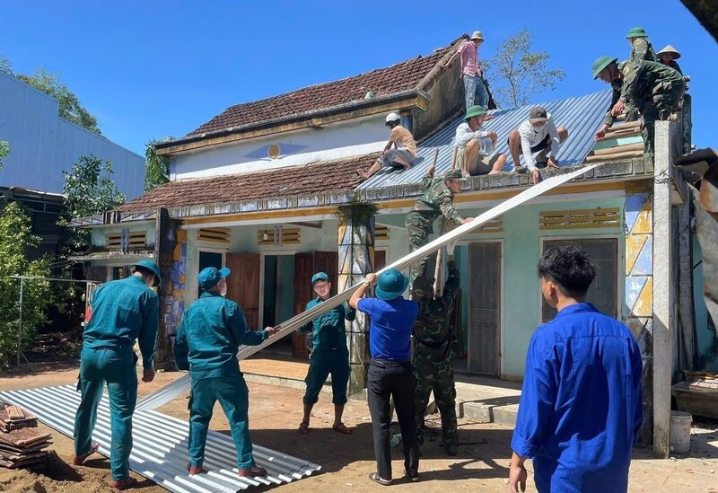 Lực lượng xung kích xã Tây Hồ (Đà Nẵng) giúp dân sửa chữa nhà bị tốc mái. Ảnh: Báo Chính phủ