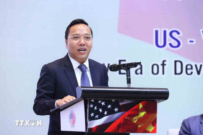 Thứ trưởng Bộ Công Thương Nguyễn Hoàng Long phát biểu tại Hội nghị Thượng đỉnh Kinh doanh Việt Nam - Hoa Kỳ 2025. Ảnh: TTXVN