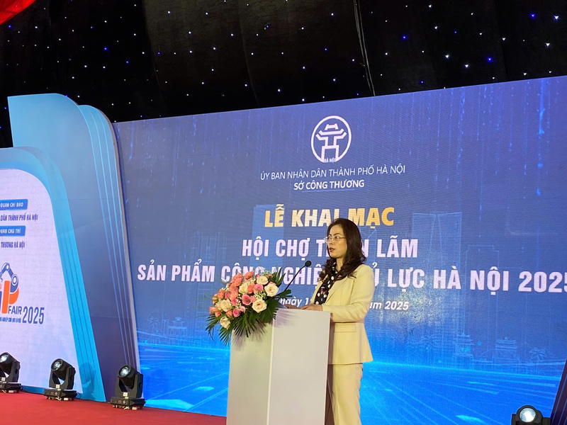 Fru Nguyen Kieu Oanh, biträdande direktör för Hanois industri- och handelsdepartement, höll öppningstalet vid evenemanget. Foto: Nguyen Trang
