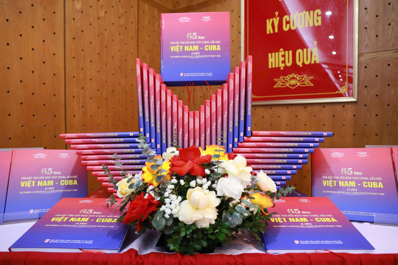 Cuốn sách "65 năm vun đắp tình hữu nghị thủy chung, mẫu mực Việt Nam - Cuba". Nhà xuất bản Chính trị quốc gia Sự thật