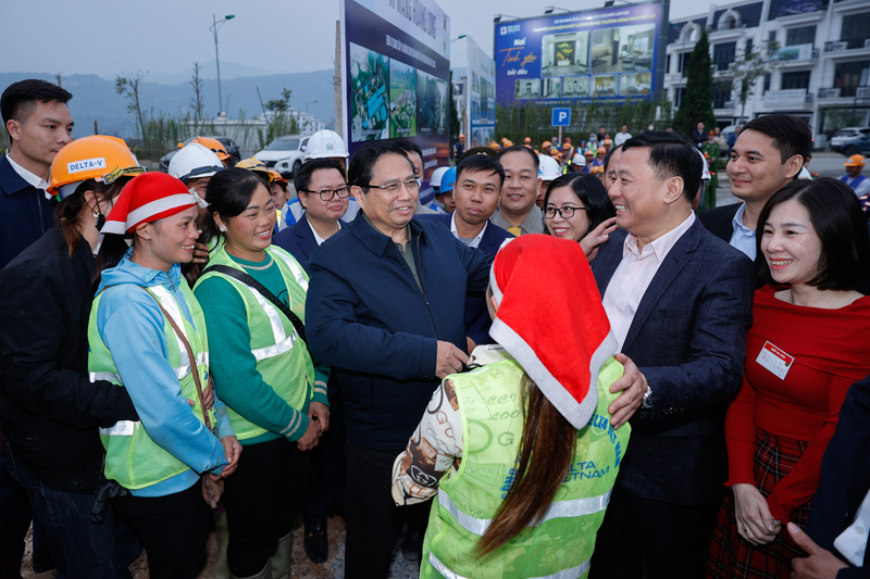 Thủ tướng Phạm Minh Chính động viên người lao động tại dự án nhà ở xã hội Golden Square Lào Cai.  Ảnh: VGP/Nhật Bắc