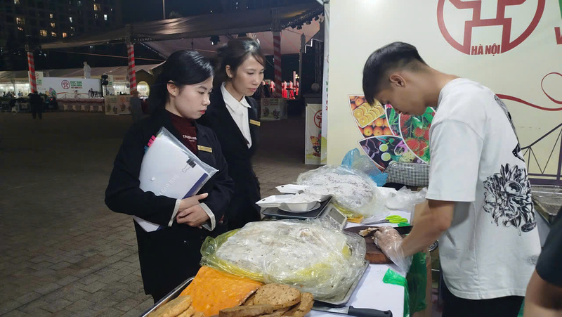 Bánh cuốn Thanh Trì được nhiều người mua dùng thử tại hội chợ.