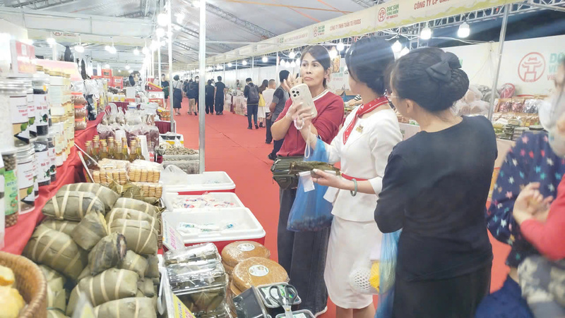 Gian hàng thực phẩm thu hút khách tham quan.