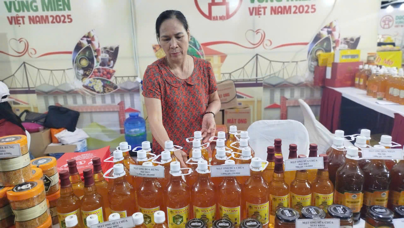 Gian hàng giới thiệu sản phẩm mật ong.