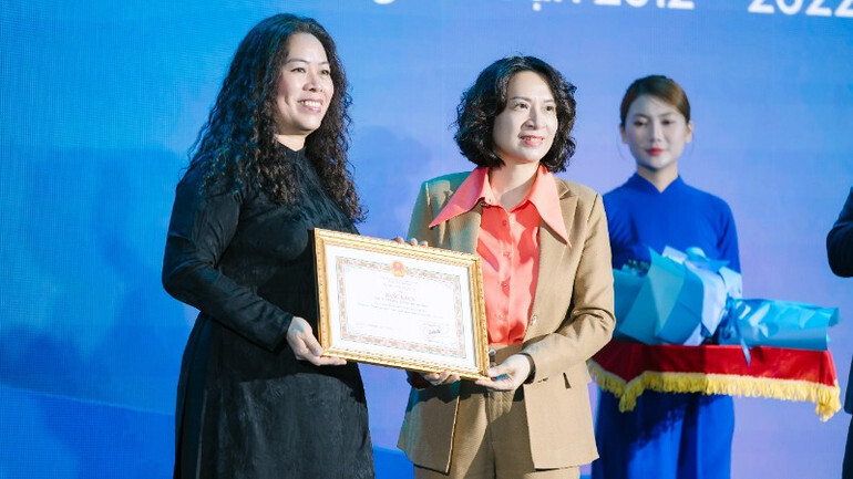 Thứ trưởng Bộ Y tế Nguyễn Thị Liên Hương trao Bằng khen của Bộ Y tế cho Unilever Việt Nam