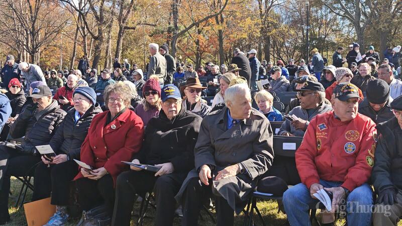 Buổi lễ thu hút hàng trăm người từ khắp nước Mỹ về khu vực Đài tưởng niệm cựu chiến binh Việt Nam.