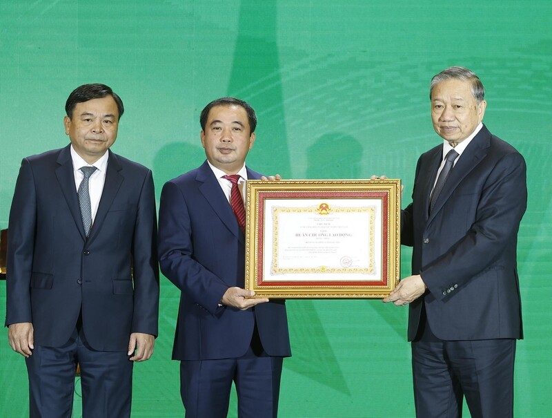 Tổng Bí Thư Tô Lâm trao Huân chương Lao động hạng Nhất cho Bộ Nông nghiệp và Môi trường. Ảnh: Thống Nhất/TTXVN