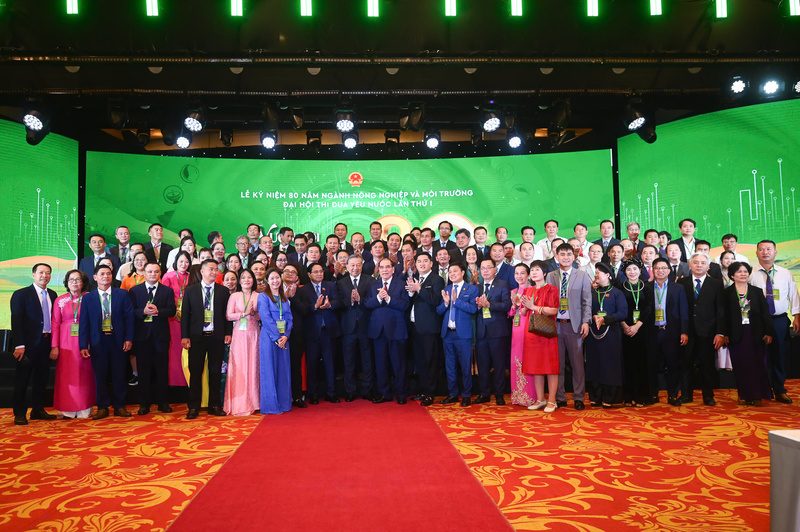 Tổng Bí thư chụp ảnh lưu niệm cùng các đại biểu. Ảnh: VGP/Đức Tuân