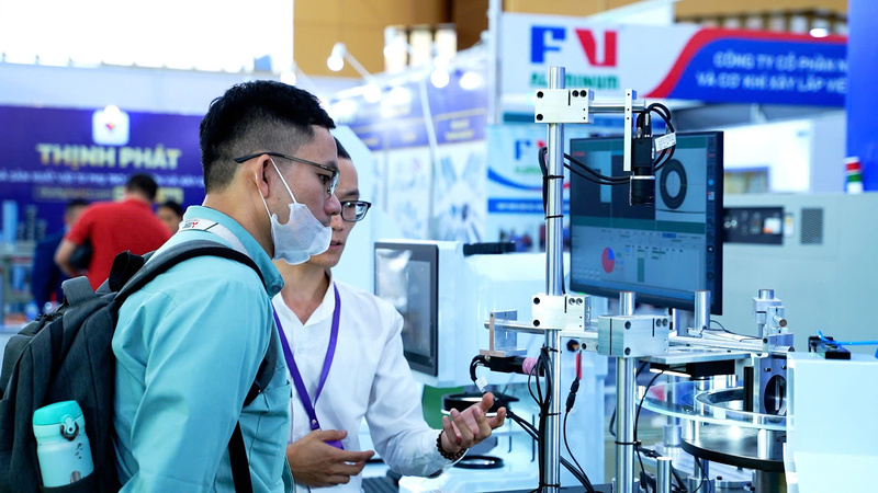 Khách hàng và doanh nghiệp hào hứng với các sản phẩm tại triển lãm. Ảnh: Thái Mạnh