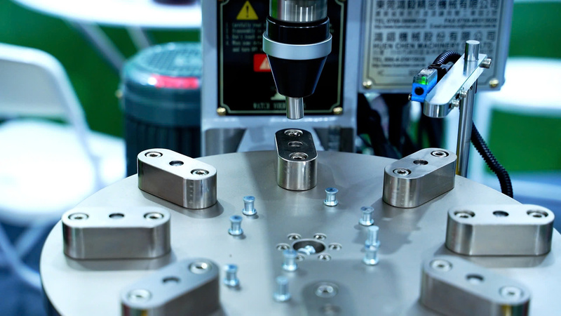 Cận cảnh một chi tiết sản phẩm thiết bị. Ảnh: Thái Mạnh