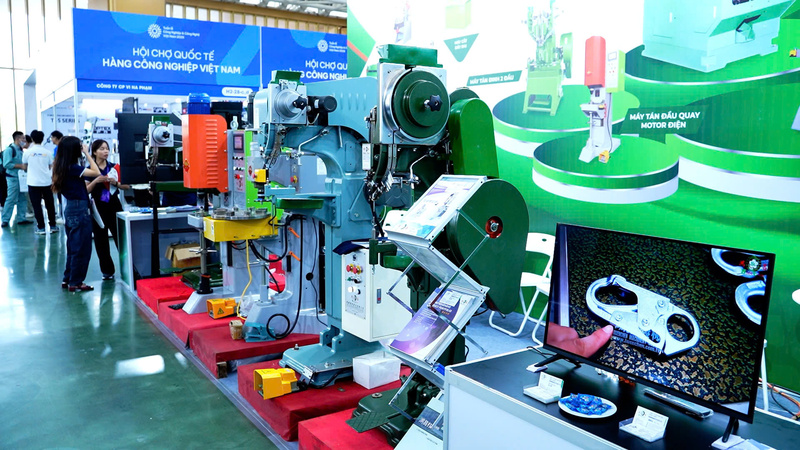 Các thiết bị bảo trì, bảo dưỡng, đến vật liệu, thiết bị xây dựng, công nghiệp hỗ trợ. Ảnh: Thái Mạnh