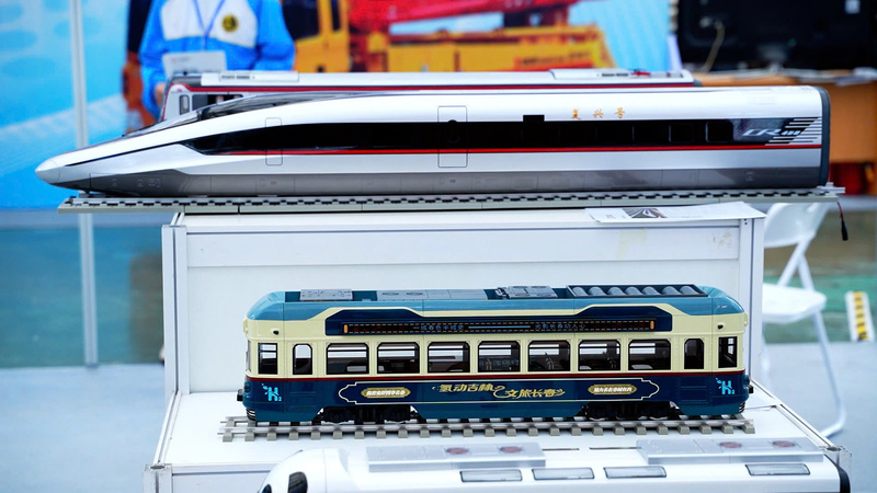 Từ đoàn tàu, tín hiệu điều khiển, TBM, MRO, thiết bị bảo trì bảo dưỡng, đến vật liệu, thiết bị xây dựng, công nghiệp hỗ trợ. Ảnh: Thái Mạnh