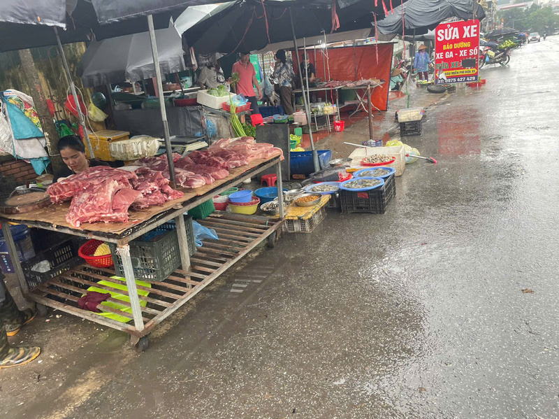 UBND TP. Hà Nội vừa có văn bản yêu cầu các sở, ngành và địa phương khẩn trương thực hiện đồng bộ các giải pháp nhằm chấm dứt tình trạng "chợ cóc", "chợ tạm". Ảnh: VT