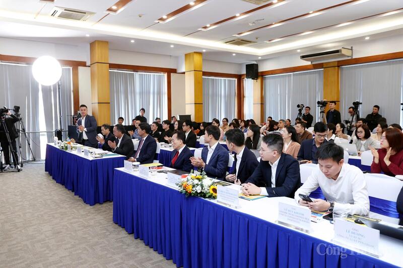 Toạ đàm Sức hút của các lớp tài sản diễn ra vào sáng 13/11. Ảnh: NH