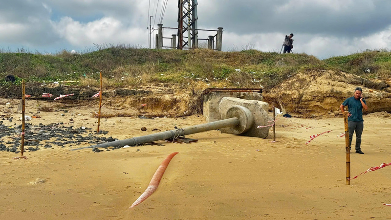 Nhiều đoạn cáp quang bị sóng đánh lộ thiên. Ảnh: Tuệ Lâm