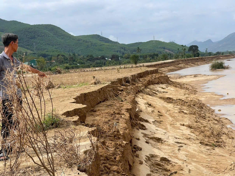 Bờ sông bị xâm thực hơn 100m