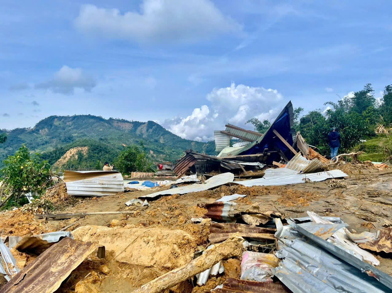 Sạt lở vùi lấp 6 căn nhà ở xã Phước Thành