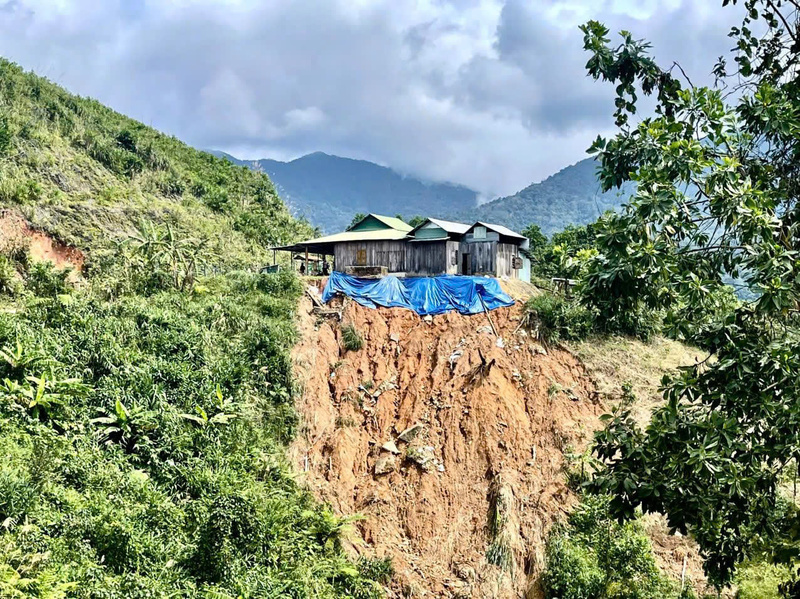 Những ngôi nhà cheo leo bên bờ vực đã được chính quyền địa phương di chuyển đến nơi an toàn, chờ khảo sát địa hình để dựng nhà mới.