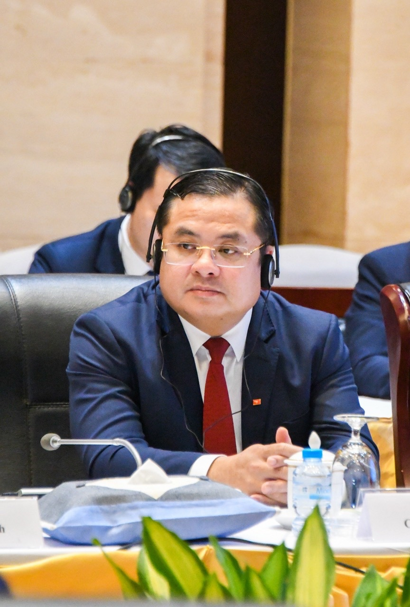 Ông Phùng Quang Hiệp - Ủy viên BCH Đảng bộ Chính phủ, Bí thư Đảng ủy, Chủ tịch Hội đồng Thành viên tham gia buổi làm việc với Phó Thủ tướng Saleumxay Kommasith và lãnh đạo Chính phủ Lào