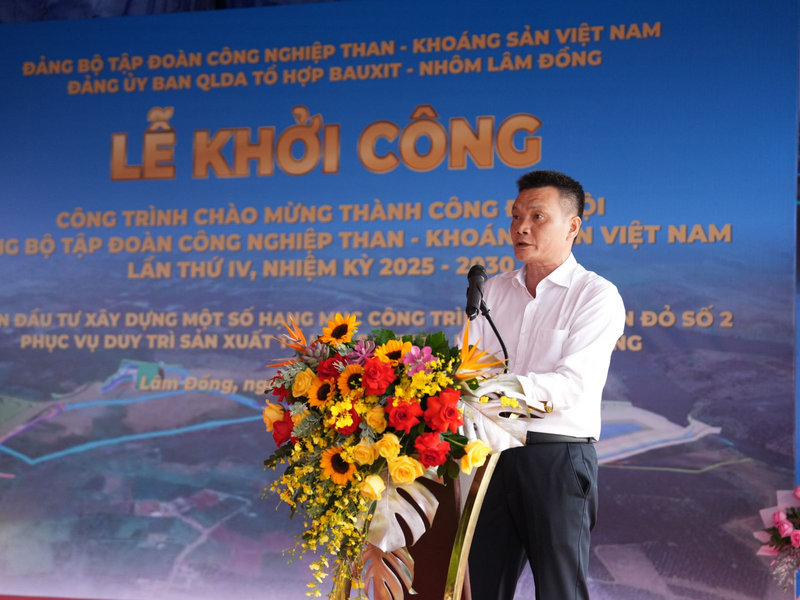 Ông Phạm Dũng Sỹ - Bí thư Đảng ủy, Giám đốc Ban QLDA báo cáo quá trình thực hiện dự án