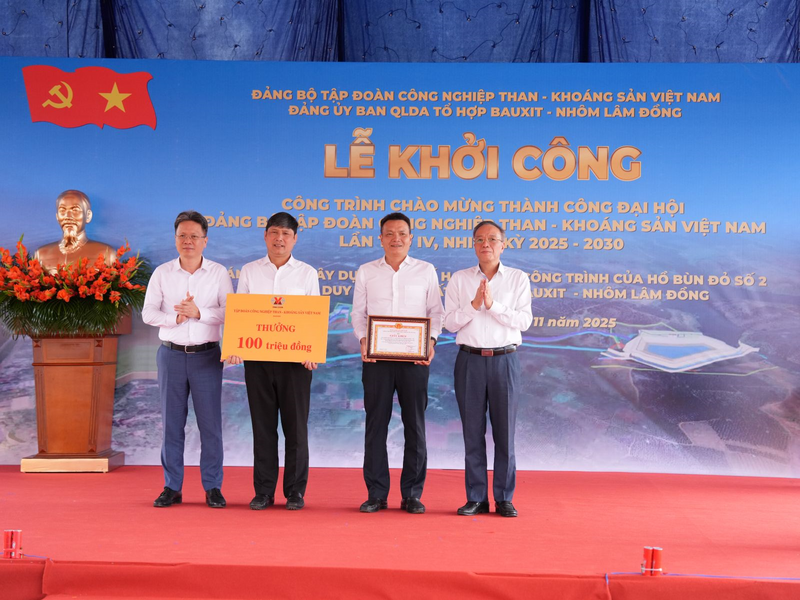 Đảng ủy Ban QLDA tổ hợp bauxit - Nhôm Lâm Đồng vinh dự nhận bằng khen của Đảng ủy Tập đoàn vì có thành tích hoàn thành mục tiêu thi đua triển khai công trình chào mừng Đảng bộ Tập đoàn lần thứ IV, nhiệm kỳ 2025- 2030 và tiền thưởng 100 triệu đồng của Tập đoàn