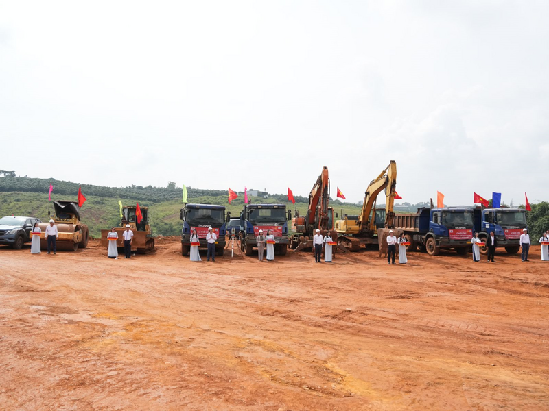 Các đại biểu thực hiện nghi thức khởi công dự án