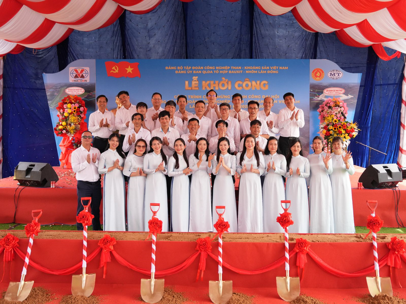 Tập thể cán bộ, đảng viên, người lao động Ban QLDA tổ hợp bauxit - Nhôm Lâm Đồng chụp ảnh lưu niệm