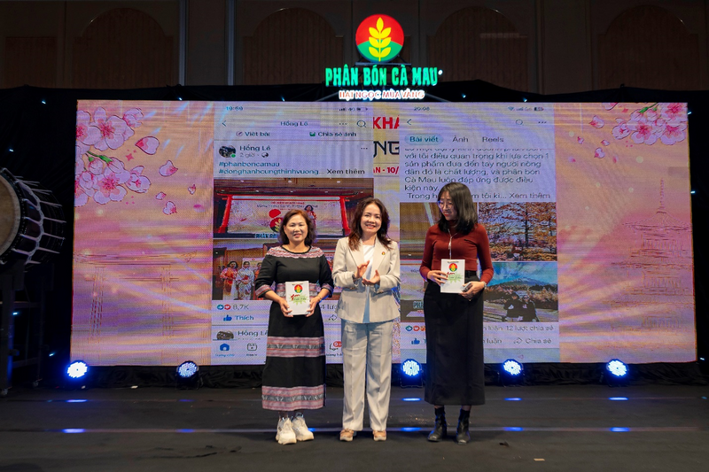 Phó Tổng giám đốc PVCFC Nguyễn Thị Hiền trao giải cho các khách hàng có nội dung tương tác nổi bật trong minigame (Ảnh PVCFC)