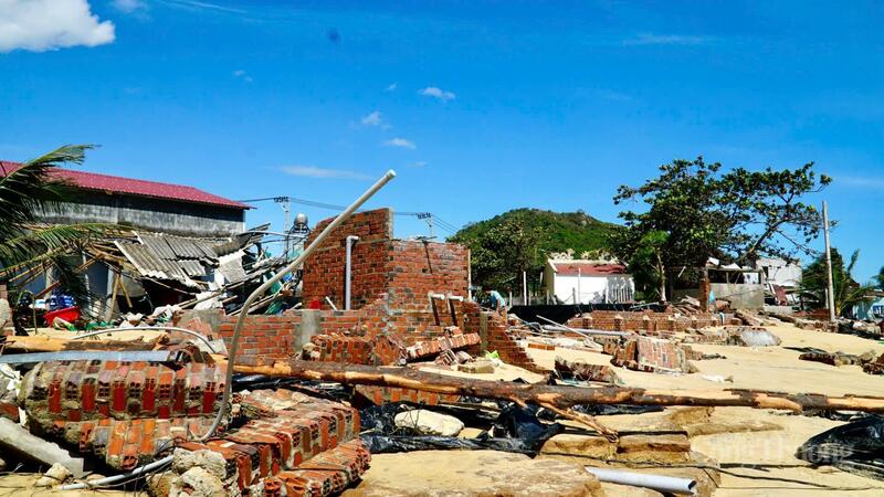 Nhà của người dân bị đổ sau bão.