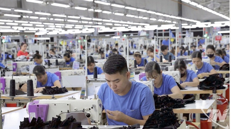 Công nhân làm việc tại nhà máy may