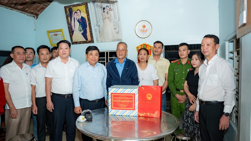 Phó Thủ tướng Chính phủ Nguyễn Chí Dũng, lãnh đạo thành phố Huế thăm, tặng quà cho các hộ dân tại phường Hương Thuỷ. Ảnh: Nguyễn Tuấn.