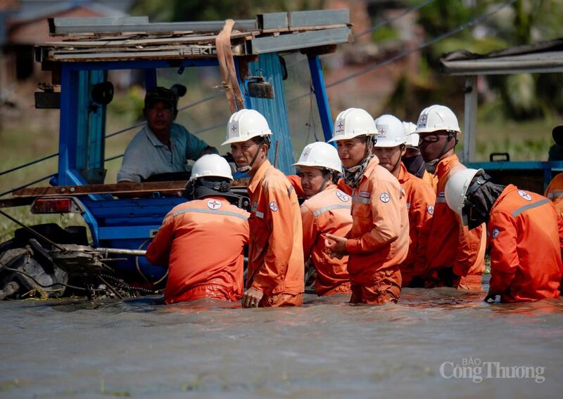 Hơn 2.800 người lao động ngành điện nỗ lực ngày đêm khôi phục cấp điện cho người dân miền Trung