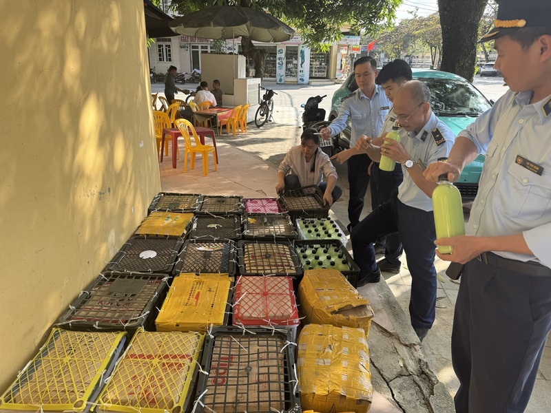 Lực lượng Quản lý thị trường Tuyên Quang phát hiện, xử lý gần 500 chai rượu màu không rõ nguồn gốc chuẩn bị tuồn ra thị trường đưa đi tiêu thụ. Ảnh: Quản lý thị trường Tuyên Quang