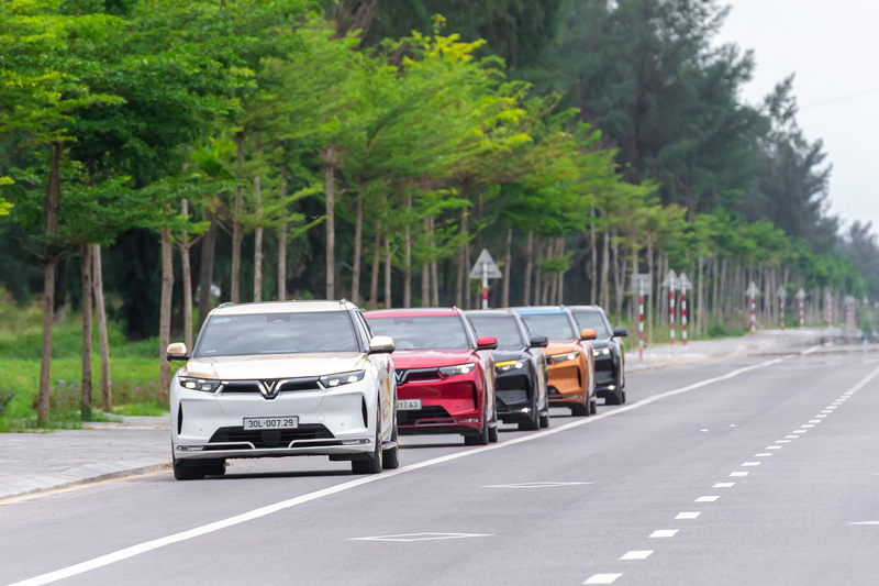 Lượng xe nhập khẩu nguyên chiếc bán ra vẫn vượt trội so với xe sản xuất, lắp ráp trong nước. Ảnh: VinFast