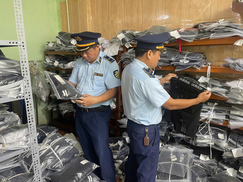 Đội Quản lý thị trường số 10 phát hiện, thu giữ hơn 1.000 sản phẩm thời trang các loại giả mạo nhãn hiệu Adidas
