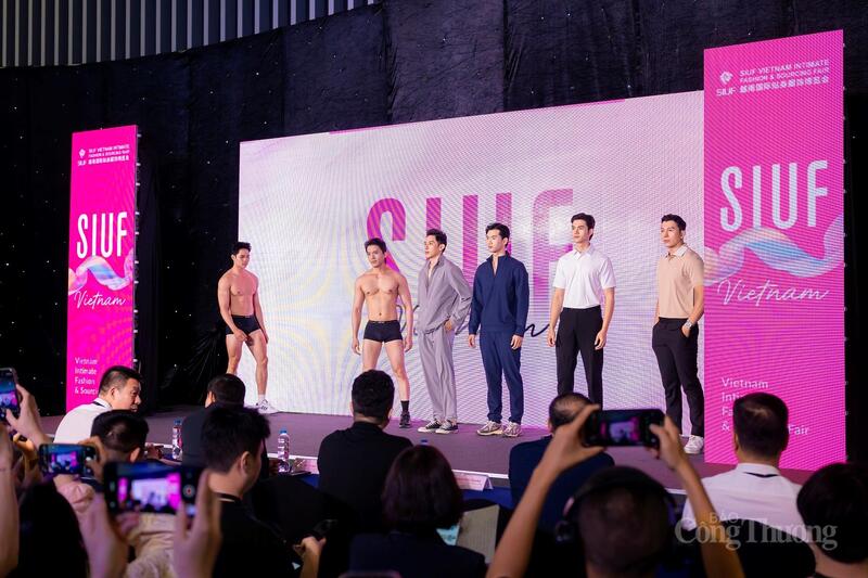 Các người mẫu trình diễn y phục tại SIUF Vietnam 2025.