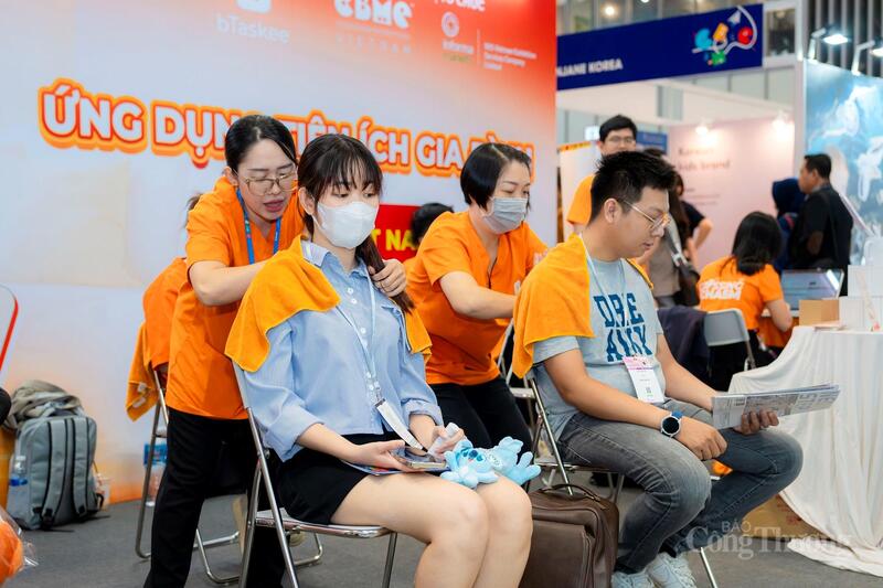 Các bậc phụ huynh được trải nghiệm việc chăm sóc sức khoẻ tại sự kiện.