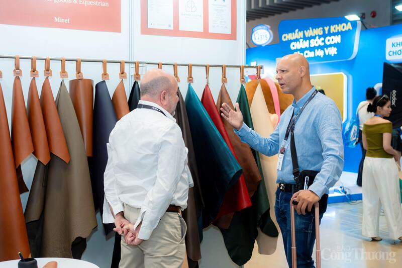 Các doanh nghiệp giới thiệu sản phẩm tiêu biểu của mình với đối tác.