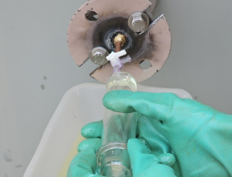 កម្មករ EVNHANOI យកគំរូប្រេងប្លែង