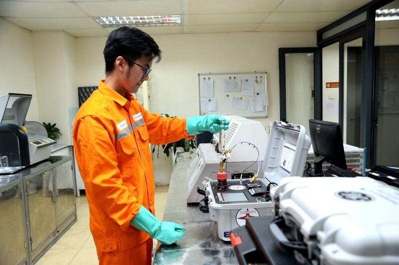 កម្មករ EVNHANOI ធ្វើតេស្ដគំរូប្រេងប្លែង