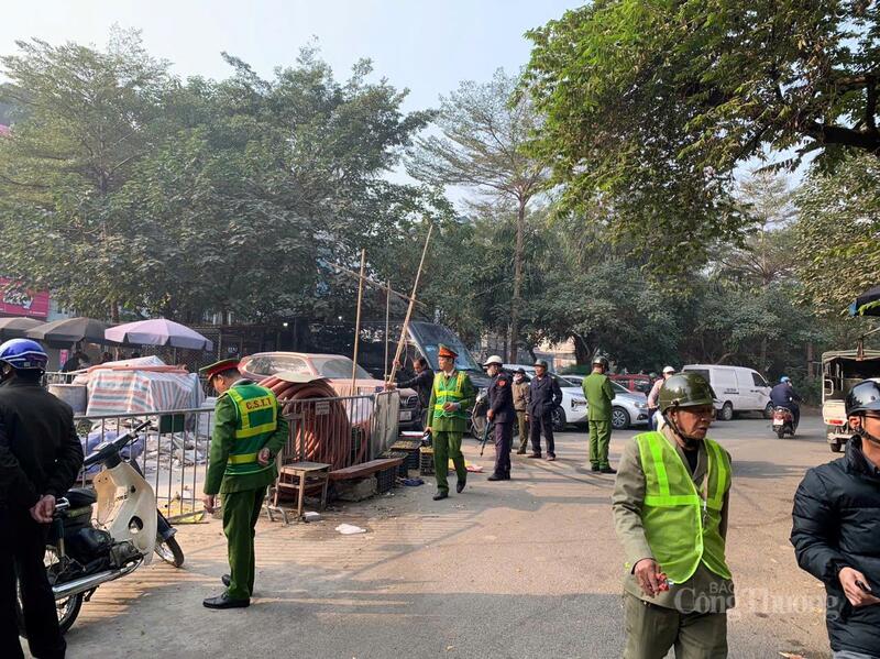 Công an phường Tây Hồ ra quân dẹp chợ cóc khu vực đường Thụy Khuê.