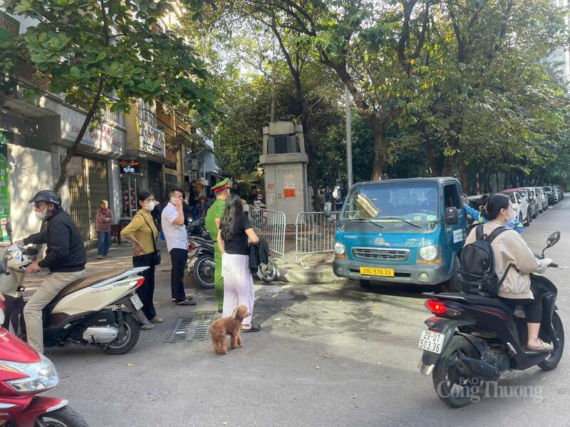 Công an phường Từ Liêm chặn rào chắn tại khu vực chợ tự phát đường Nguyễn Đổng Chi.