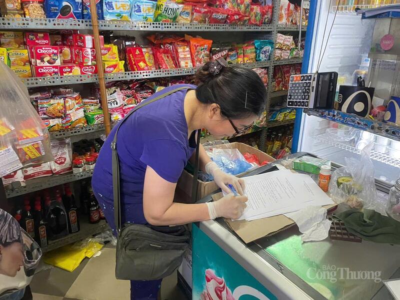 Người dân phường Từ Liêm ký cam kết về việc buôn bán đúng quy định.